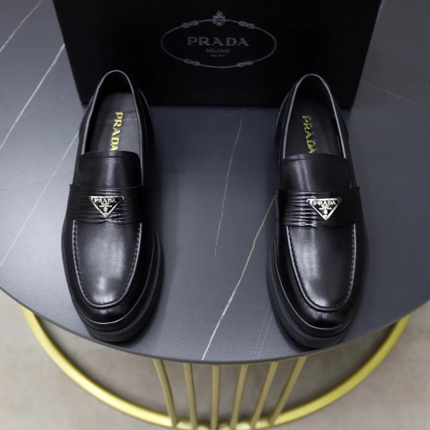 Men's shoes: 540💰🙅‍♂️🙅‍♂️🙅‍♂️ Brand: PRADA Standard code: Men's code 38-44 (45 can be customized) Grade: Same style as the official website Original order quality Material: Original cowhide surface Comfortable sheepskin lining Original outsole Style category: Men's fashionable casual leather shoes Distinguished big-name luxury elements Top luxury Color: actual picture color